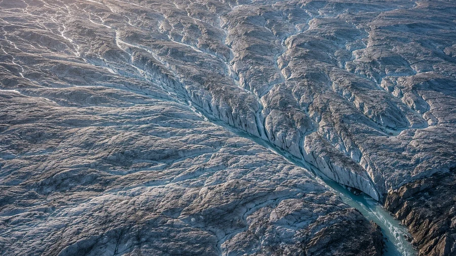 Gletscher, auf dem Schmelzwasserrinnen zusammenlaufen